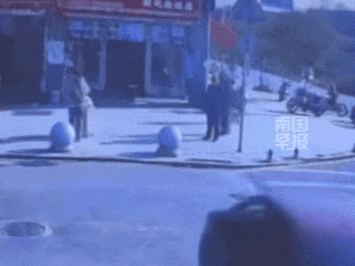 湖南娄底一小车撞飞石墩冲进面馆	，店内有人躲闪不及被撞翻在地，开车的是一名女子，可能是把油门当刹车踩了