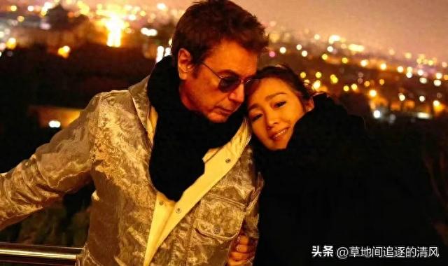 59岁的巩俐和77岁丈夫北京街头游客照，幸福又温馨的样子！ ​​​