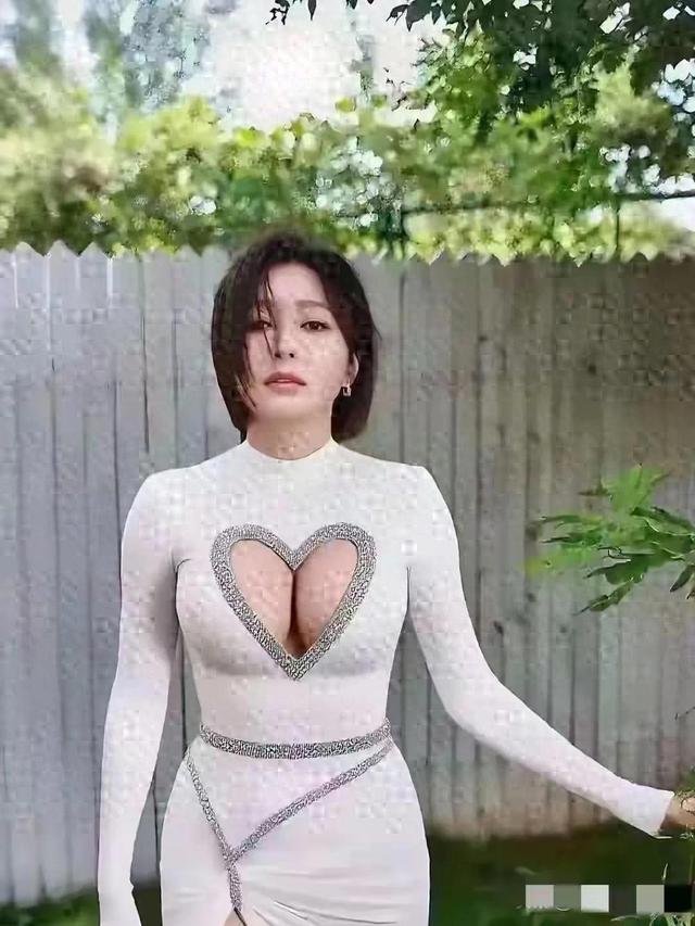 秦岚这身“心跳战衣”太绝了 白裙心形挖空设计 好身材藏都藏不住