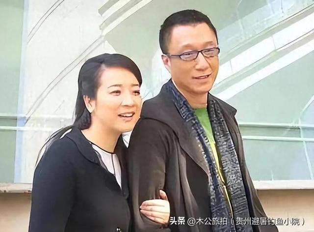 她是国家一级演员，多次给坐轮椅老公戴绿帽，如今儿子也是演员，
