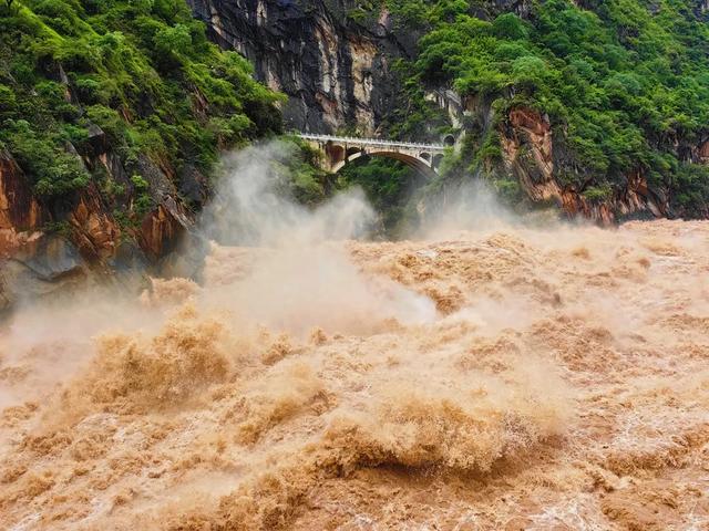 来丽江虎跳峡！看江心巨石迎惊涛，在雄奇山水间解锁心灵震撼