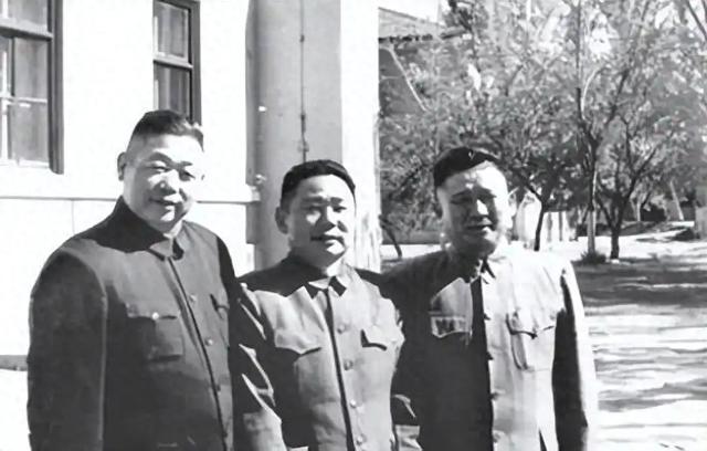 1976年，还在唐山视察的陈锡联接到华国锋电话：火速回京商量事情