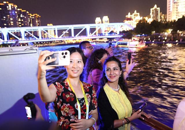 上合组织天津峰会丨中外记者感受海河夜景文化