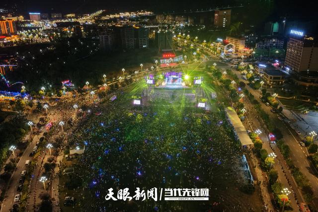 百里杜鹃：篝火狂欢点燃夏夜激情