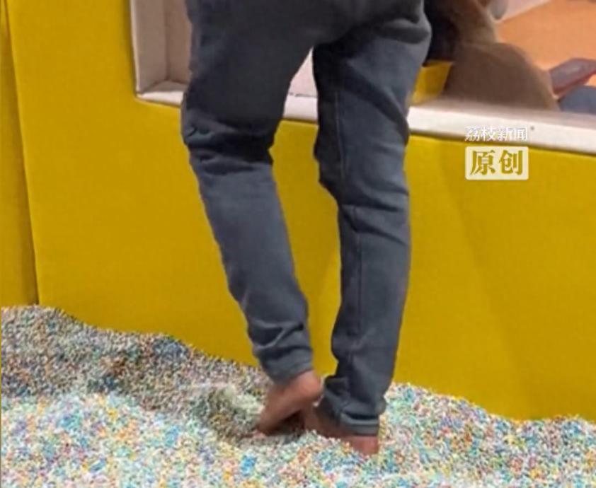 现场:男子在儿童沙池内反复搓脚!