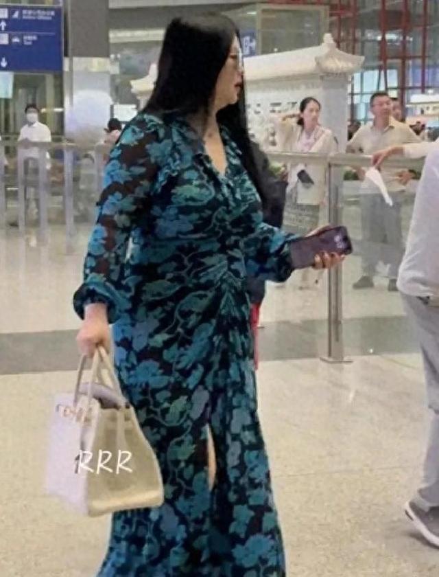 49岁李湘机场现身，200斤气场强，感觉走路肉都在颤