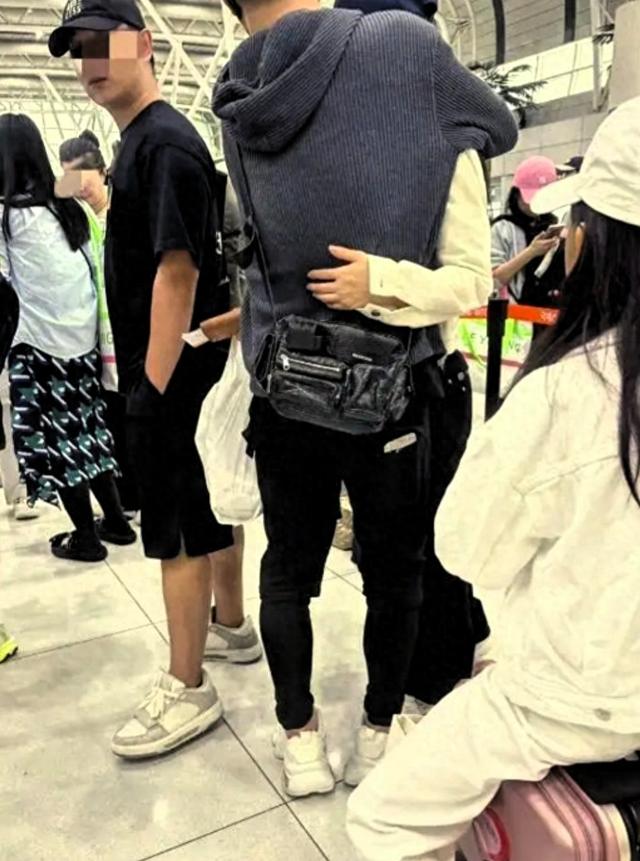 汪峰机场20秒紧抱新欢，女儿低头瞬间让人心疼，路人反应绝了