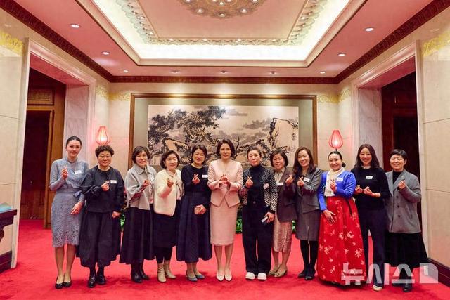 韩国第一夫人在北京钓鱼台美翻！穿粉色小套装身材太好，不像59岁