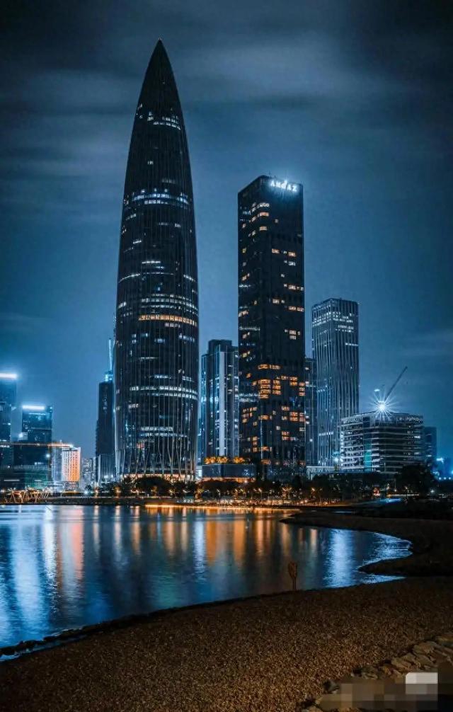 别再只说深圳“硬核”了，我在老街巷里撞见它的温柔