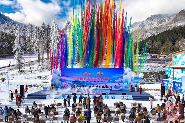夹金山下滑雪！跟着大熊猫冬游雅安