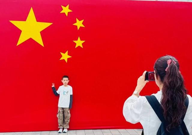 红妆满巷！海淀这条百年老街，热闹又浪漫——