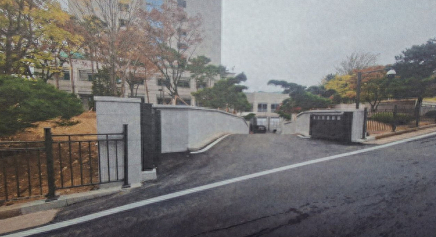 照片曝光！尹锡悦修建“秘密通道	”以掩盖“上班迟到”，此前就任总统首月因迟到遭批评，韩议员称其去年11月迟到10次