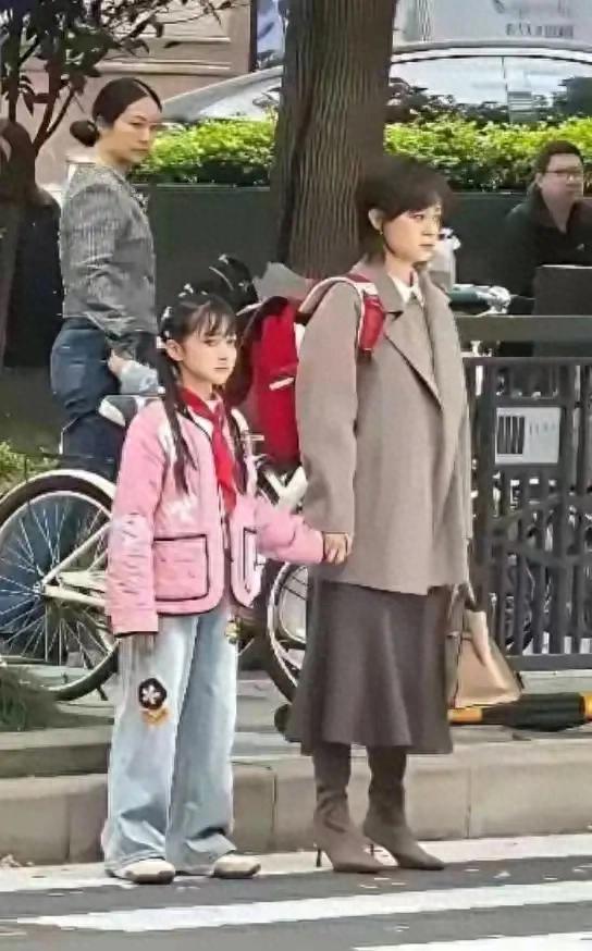 孙俪接送女儿上学，女儿简直跟她共用一张脸，不得不说基因真强大
