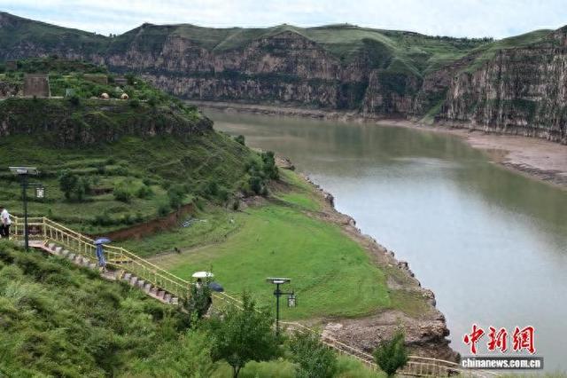 游客在山西与内蒙古交界老牛湾感受壮丽峡谷景观