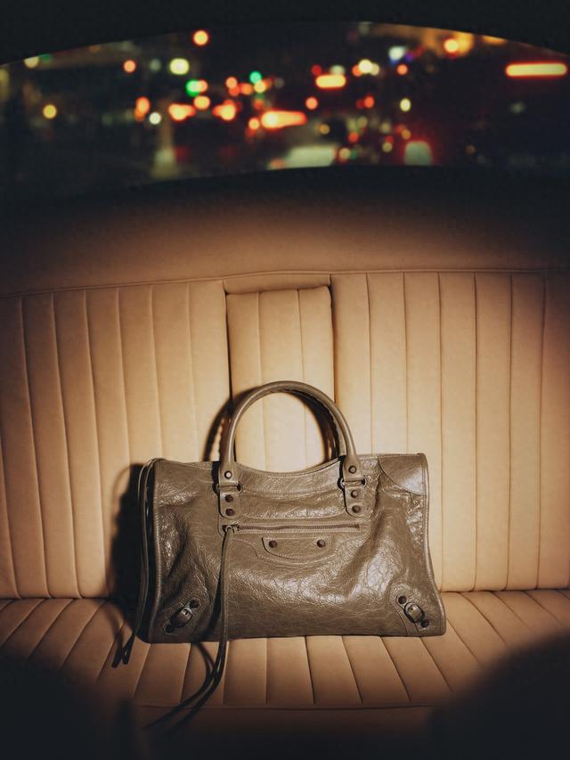 大连SEO皮皮迷你（巴黎世家发布新创意总监首支广告）