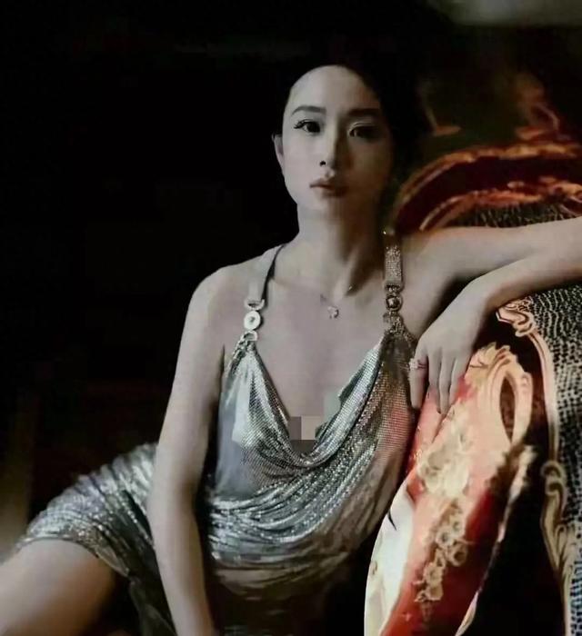 没想到李梦这么开放	，这身材真有料。