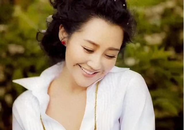 她一生 “风流成性、老少通吃”，撩汉无数，现如今56岁却依旧单身