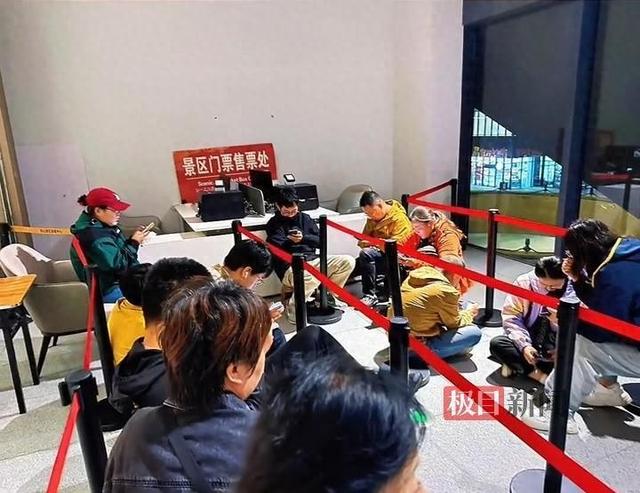 山西云冈石窟、悬空寺等多个景区客流预警，有游客凌晨三点排队买票，景区建议合理安排时间