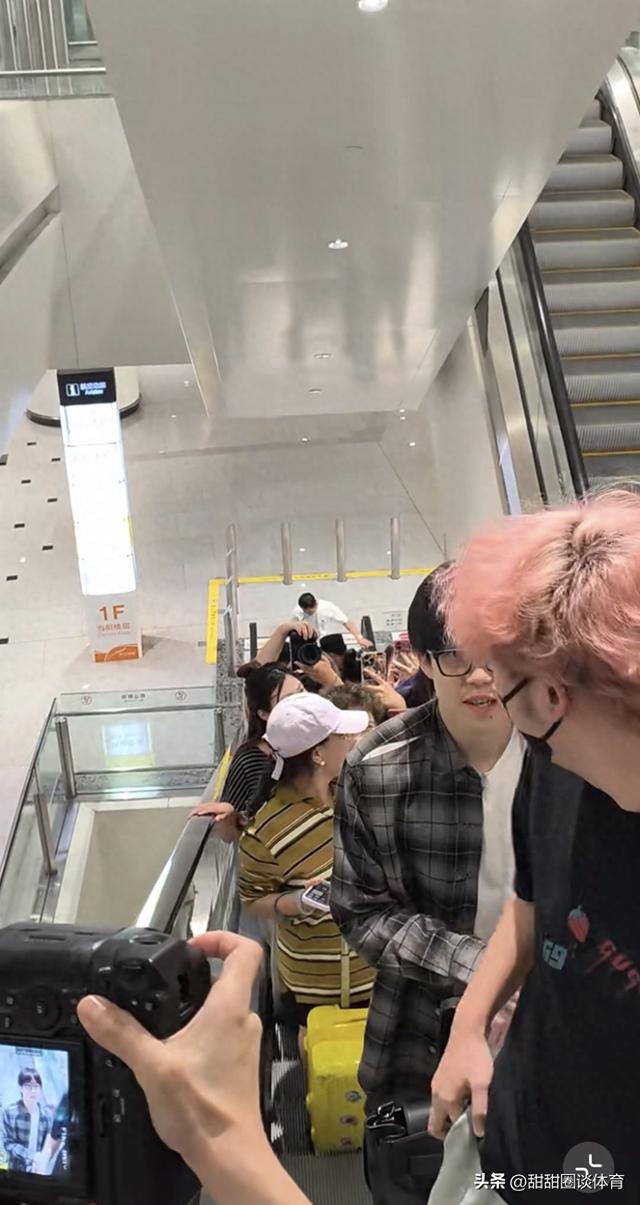 国乒落地北京，王楚钦被代拍吓到了，孙颖莎在工作人员带领下离开