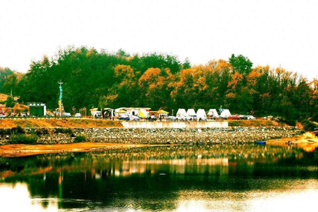 英山两河口红叶如画