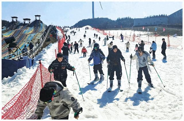 全州天湖滑雪场开业首日迎客超千人次