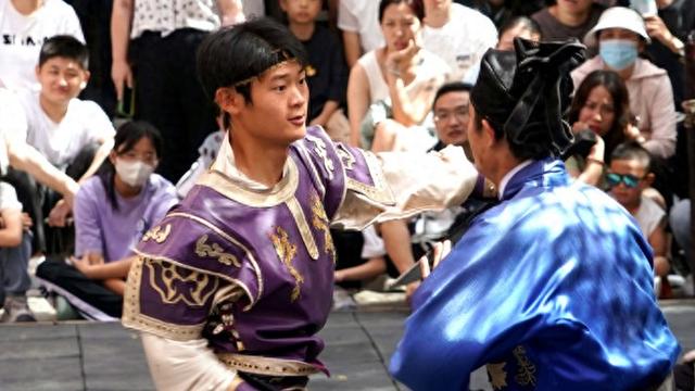 这个景区凭啥这么火？人民日报为开封万岁山武侠城点赞