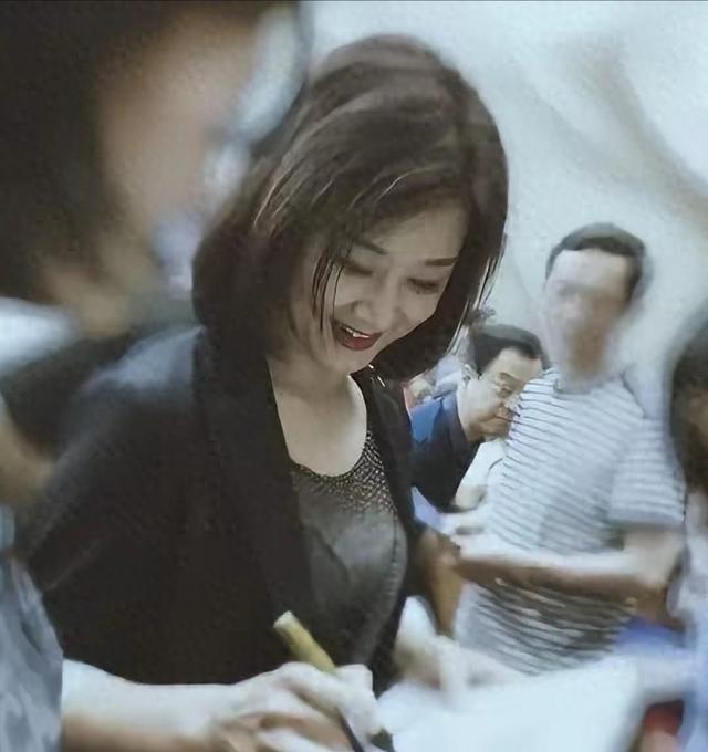 哇60岁的宋祖英，这也太美了吧，看起来也就是30多岁，太年轻了