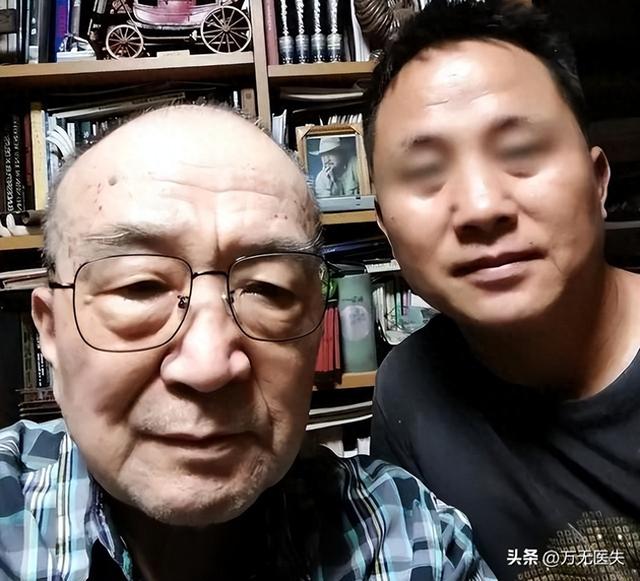 78岁李保田近况令人唏嘘，住处杂乱喝10元桶装水，如今老到不敢认