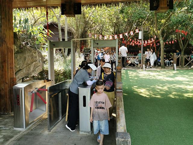 清风碧水引客来 万峰湖旅游码头暑期人气旺