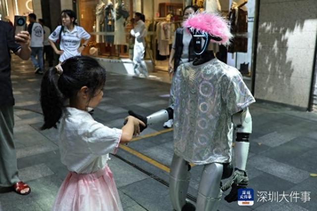 全国首家沉浸式机器人互动体验馆落户龙华