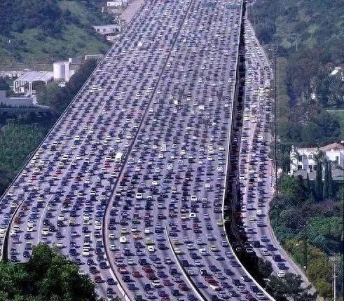 再堵的路也挡不住出游的心