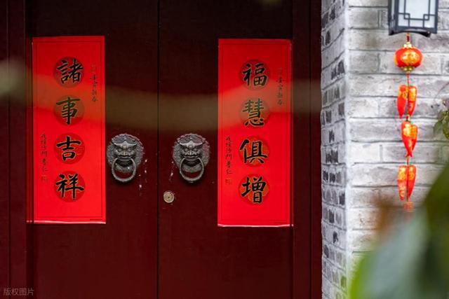 洞房之夜，妻子出上联：公鸡攻击公鸡，丈夫的下联让妻子哭笑不得