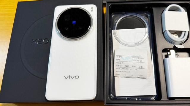 主打2亿像素100倍变焦镜头，这款国产VIVO旗舰机，拍照堪比照相机