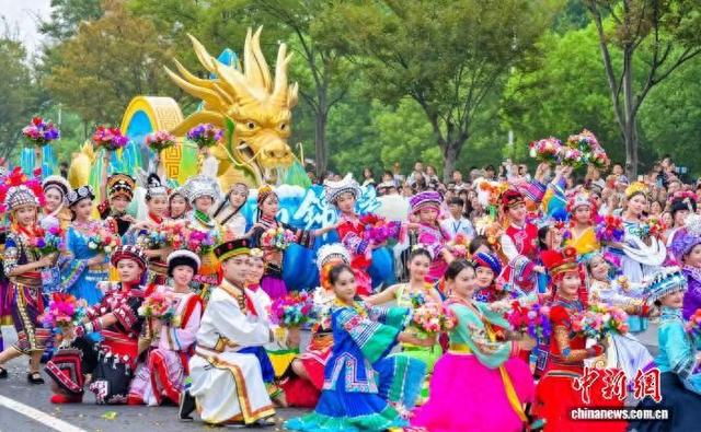 武汉花车巡游迎国庆