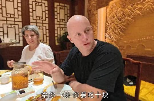 三千块烤鸭引爆几十万流量！阿楠靠外国二哥翻身，这钱花得太值了