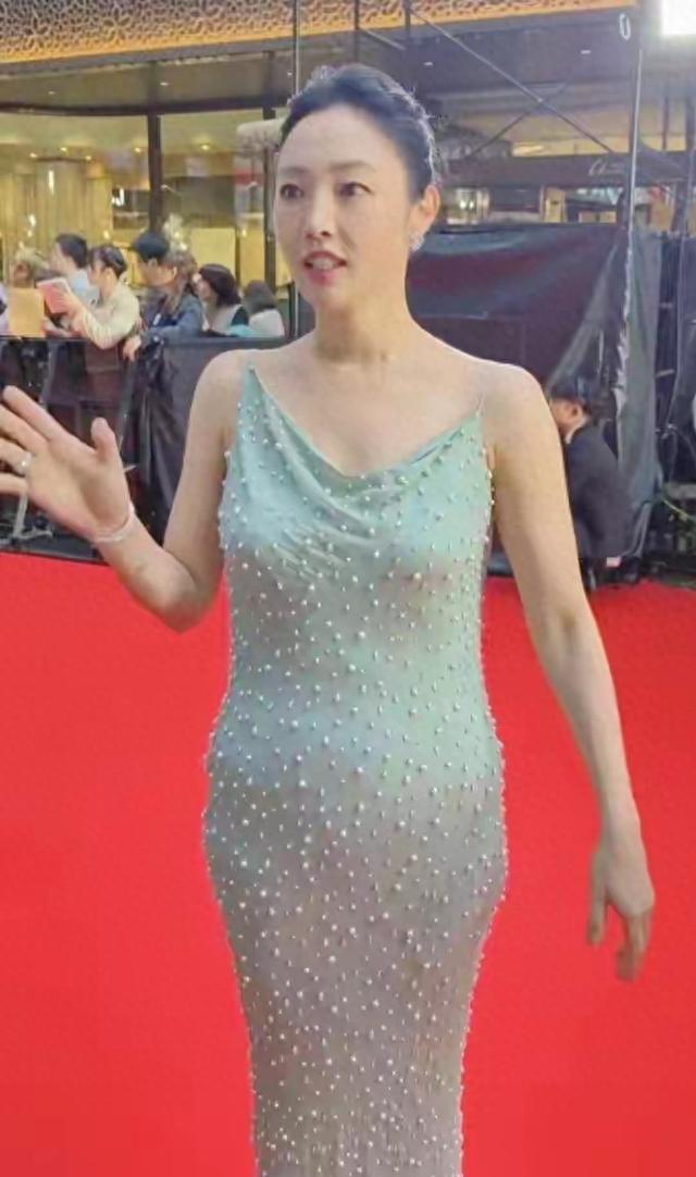 41岁白百何现身东京，她的下跨变得好大啊，脸也胖了，变化真大