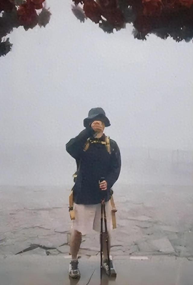 男子徒步齐云山失联第14日，被当地猎户在悬崖处发现，家属：没有生命体征，正送医