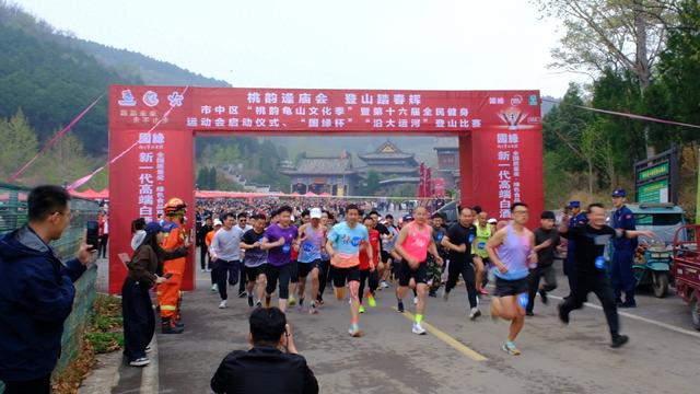 枣庄市市中区：桃韵逢庙会 登山踏春辉