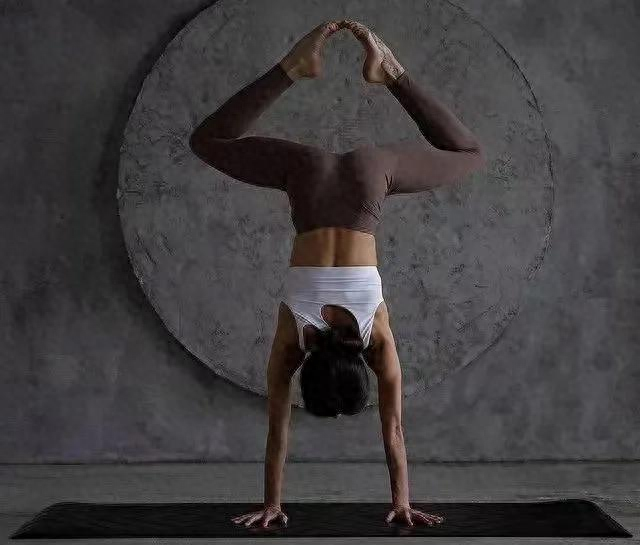 倒立是最高级的保养	，每天5分钟，坚持半年，脸上的皱纹真的淡了