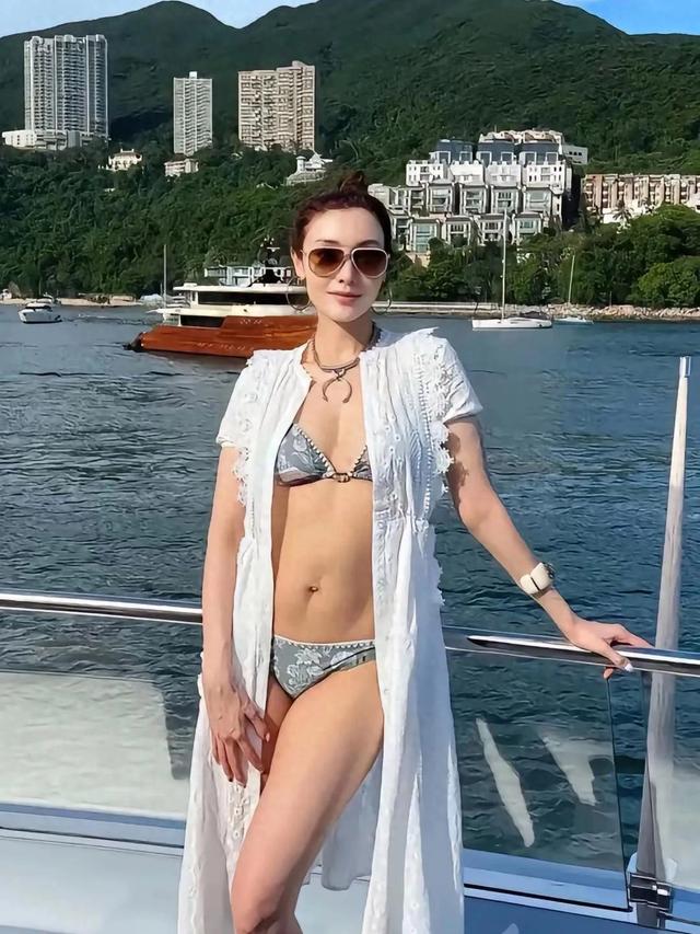 52岁李嘉欣，身材高挑，皮肤状态好，活出了所有女人梦想中的样子