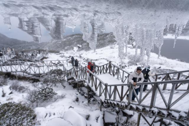 大理苍山：银装素裹美景引客来#