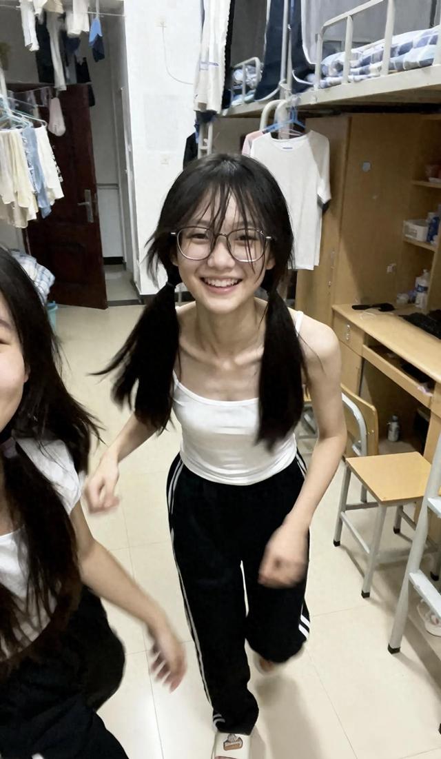 白帽衫双马尾照片火了，宿舍随拍意外走红，原来真实比美颜更动人