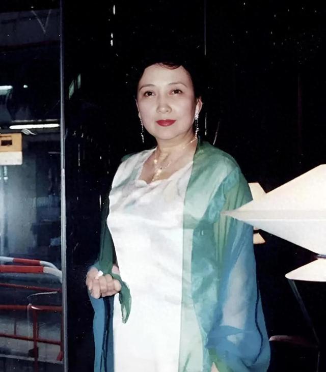 她是中国唯一影星少将，41岁丧子58岁丧夫，命运对她似乎格外严苛
