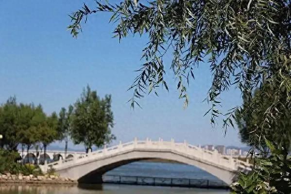 与宣化原579团老战友唐顺义边走边聊，从万柳小桥走到冰雪大世界