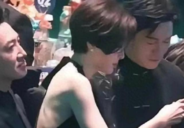 秦岚太尴尬了，居然被杨志刚嫌弃，果然女人老了就不讨喜了。