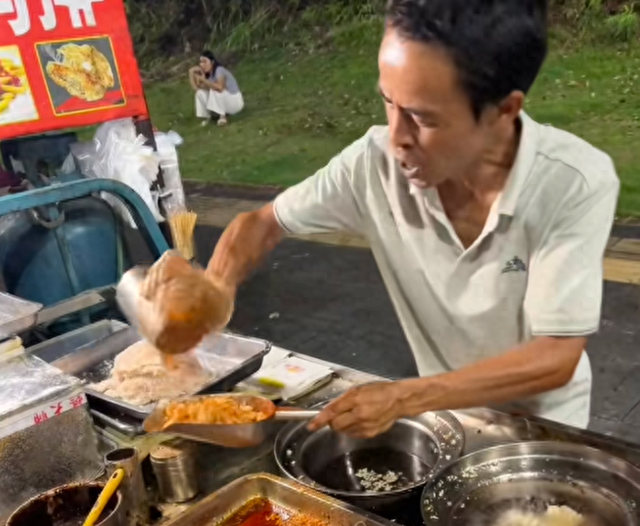 美媒关注景德镇“鸡排哥”走红：形成独特假日景观