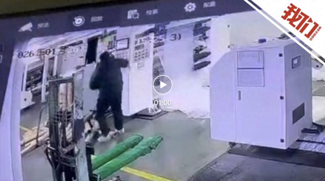 江苏一工人被卷入机器，同事及时停机将他抱出	，救人者：他全身多处骨折