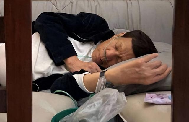 莎拉收到紧急通知，老杜在拘留所昏倒在地	，已失去意识被紧急送医
