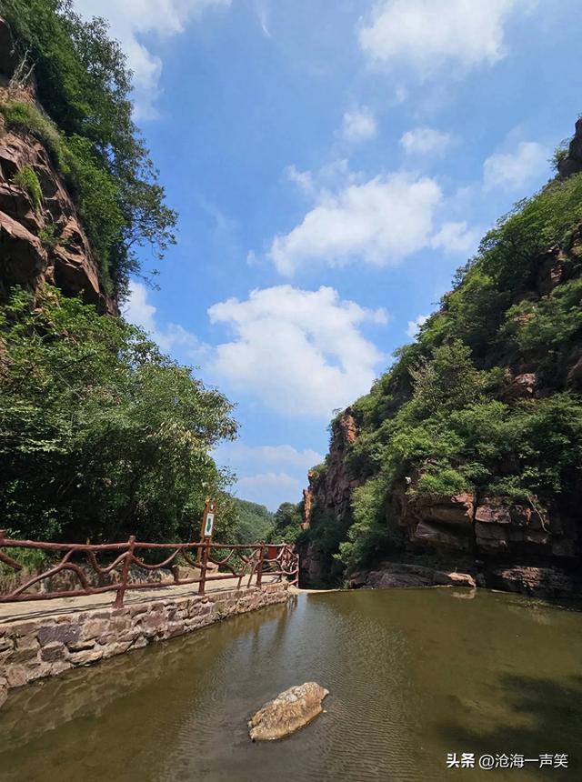 伏羲山大峡谷的魅力，蓝天白云，绿树成荫，溪水长流，降暑纳凉