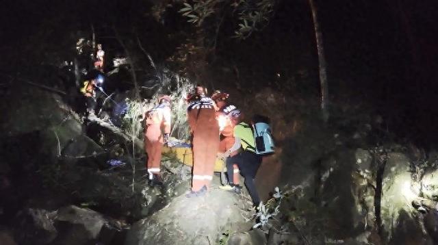 驴友骨折被困深山！“蓝朋友”冒雨彻夜营救……